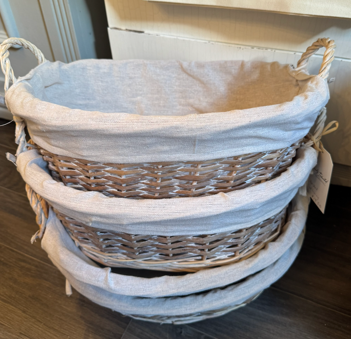 Oval whitewashed basket with lining
