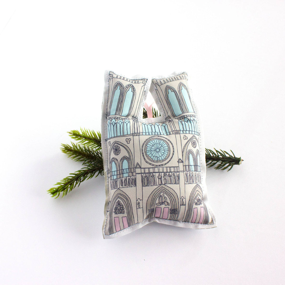 Creationzbycatherine Catherine - Notre Dame de Paris, ornament